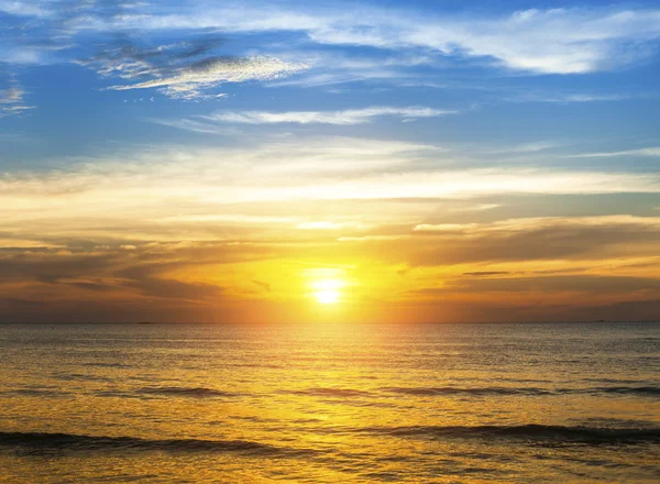 Puesta de sol sobre la playa del océano . — Foto de Stock