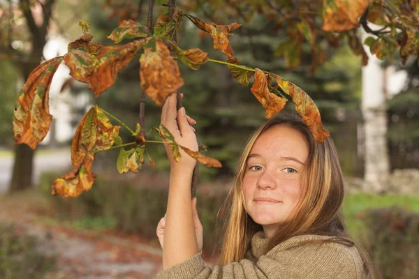 Ragazza nel parco di autunno. — Foto Stock