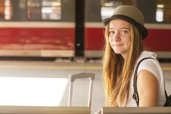 Girl at the railway station. — Stock Photo, Image