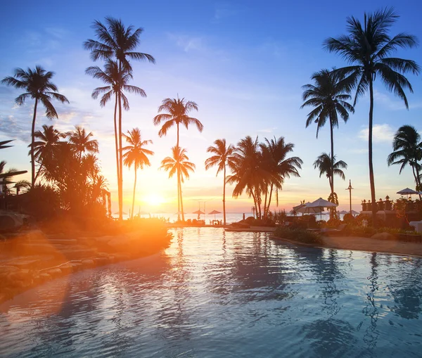 Zonsondergang op een tropisch strand. — Stockfoto