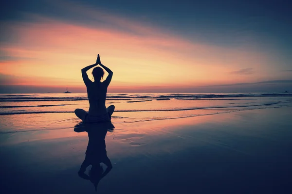 Mujer practicando yoga — Foto de Stock