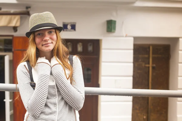 Mädchen in der Straße europäische Stadt. — Stockfoto