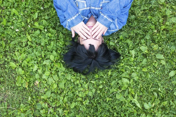 Çimenlerde yatan kadın — Stok fotoğraf