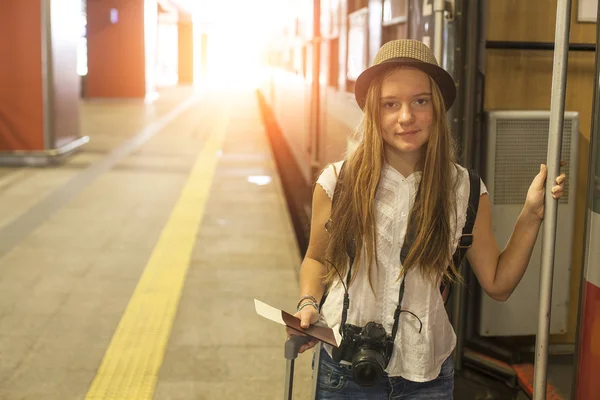Κορίτσι επιβίβαση ένα τρένο — Φωτογραφία Αρχείου