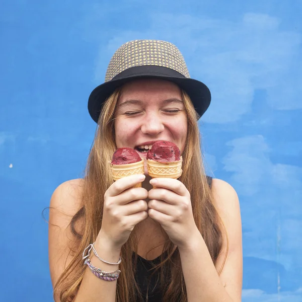 Hipster girl with ice cream. — Stock Photo, Image