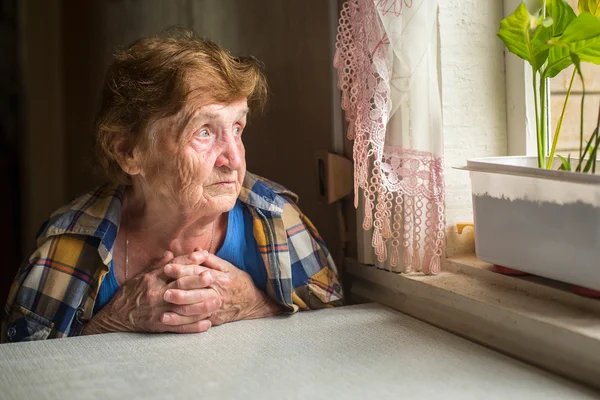 Donna seduta vicino alla finestra — Foto Stock