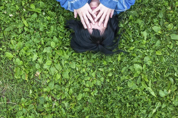 Frau liegt auf dem Gras — Stockfoto