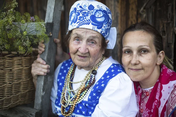 Kvinnor i etniska kläder — Stockfoto