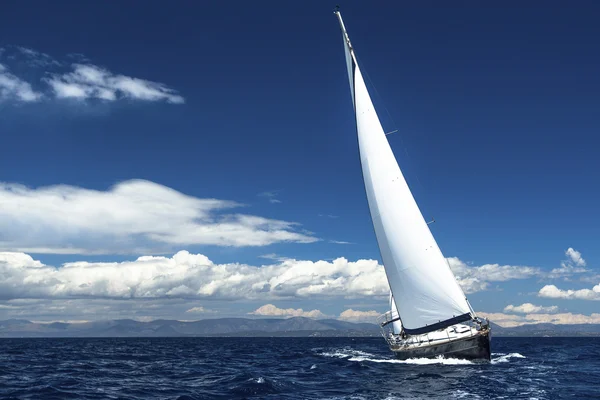 ล่องเรือในมหาสมุทร — ภาพถ่ายสต็อก