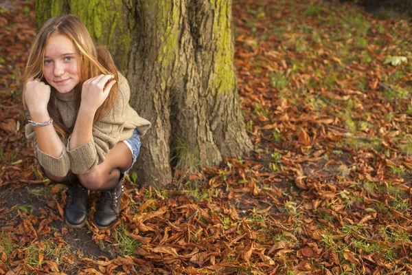 Mladá dívka v podzimním parku. — Stock fotografie