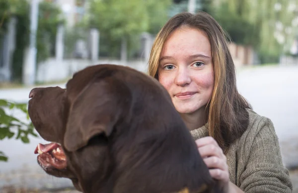 Tjej med en stor hund. — Stockfoto