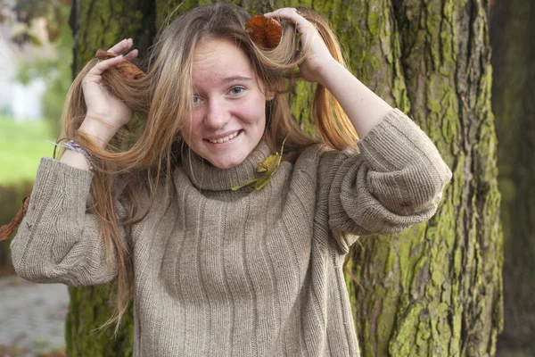 Ung flicka i höst skog. — Stockfoto