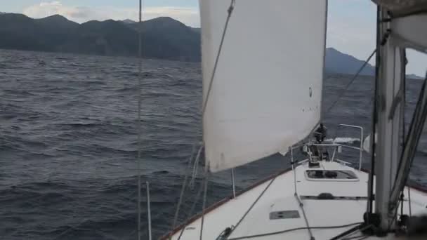 Yate en el mar en regata . — Vídeo de stock