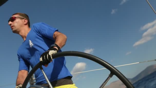 Los marineros participan en la regata de vela "12 Ellada otoño 2014" en el Mar Egeo . — Vídeos de Stock