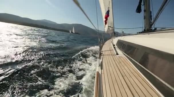 Boot in zeilregatta. luxe cruise jachten. — Stockvideo
