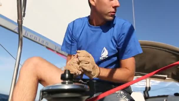 Námořníci se účastní sailing regatta "12 Ellada podzim 2014" u Egejského moře. — Stock video