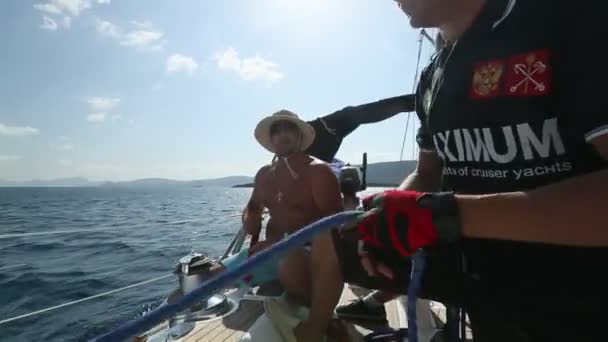 Námořníci se účastní sailing regatta "12 Ellada podzim 2014" u Egejského moře. — Stock video