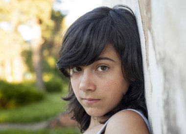 Genç güzel kız açık havada.