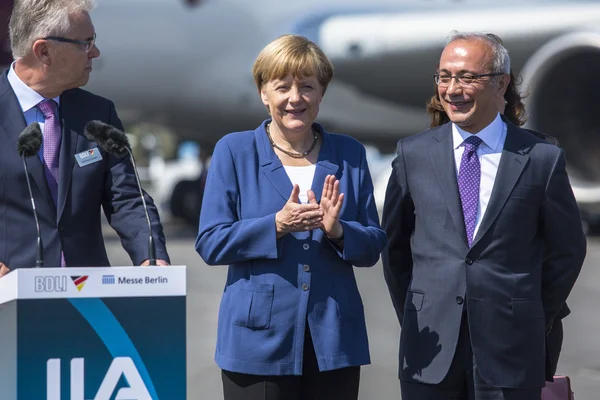 Angela Merkel dan Lutfi Elvan — Stok Foto