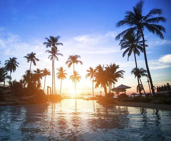 Zonsopgang op een tropisch strand. — Stockfoto