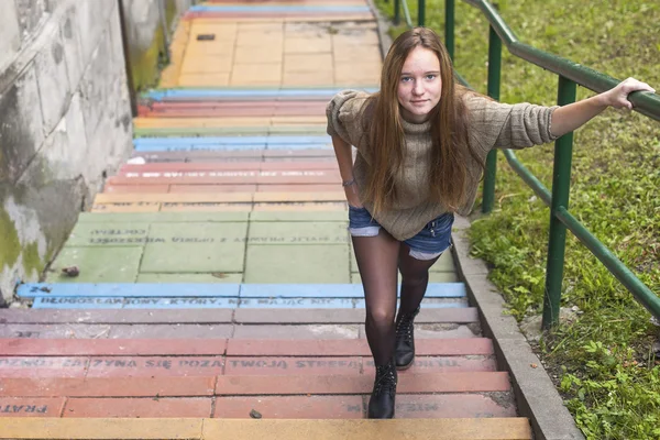 Mädchen auf den Steinstufen — Stockfoto