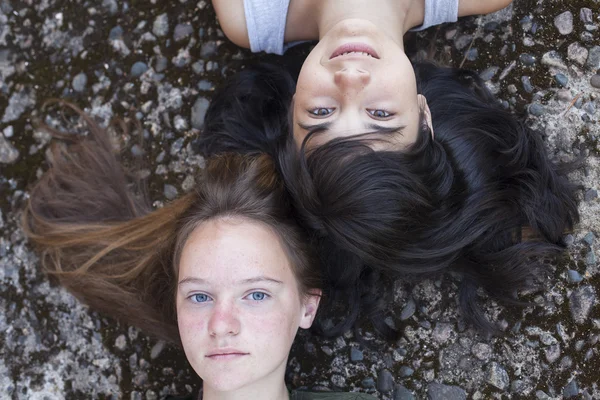 Two young girlfriends lying — Stock Photo, Image