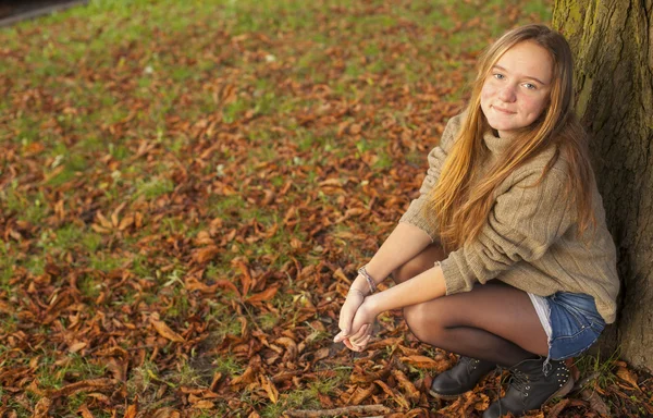 Pretty girl in autumn park. — Stock Photo, Image