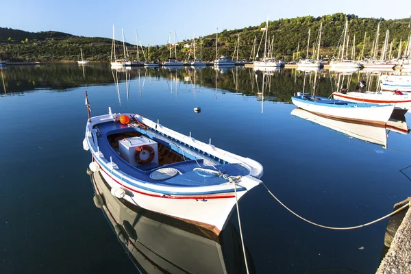 Fiskebåt på stranden — Stockfoto