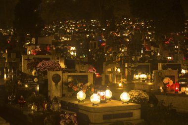 Rakowicki Cemetery üzerinde tüm azizler günü.