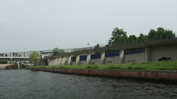 Stranden av floden Spree i centrala Berlin, Visa från turbåt. — Stockvideo