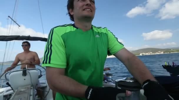 Námořníci se účastní sailing regatta "12 Ellada podzim 2014" u Egejského moře. — Stock video