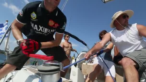 Sjömän delta i segling regatta "12 Ellada hösten 2014" på Egeiska havet. — Stockvideo