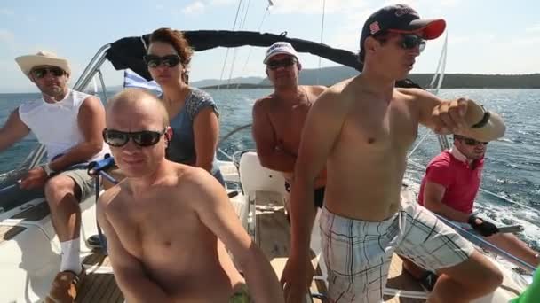 Námořníci se účastní sailing regatta "12 Ellada podzim 2014" u Egejského moře. — Stock video