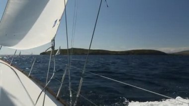 Sakin denizde yelkenli. Yelken. Lüks Yatlar.