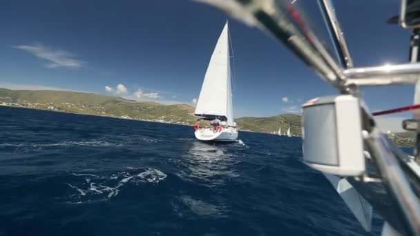 Barca a vela nel mare calmo. Vela. Yacht di lusso . — Video Stock