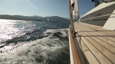 Dalgalar aracılığıyla Rüzgar yelken. Tam HD Ege Denizinde yelken, yelkenli tekne vurdu.