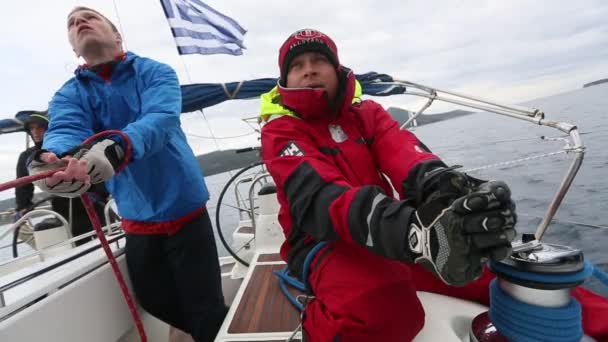 Sjömän delta i segling regatta "12 Ellada hösten 2014" på Egeiska havet. — Stockvideo