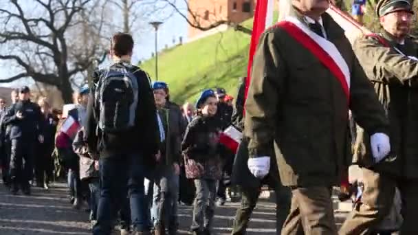 Учасники святкування Національного дня незалежності в Республіці Польща - це державне свято, що відзначається щороку з 1918 року. — стокове відео