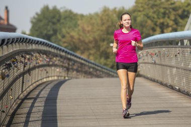 Koşu sırasında kız