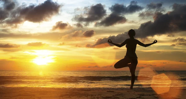 Junge Frau praktiziert Yoga — Stockfoto