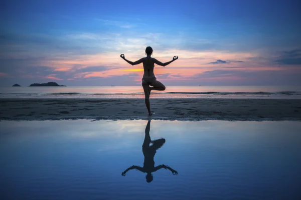 Mujer practicando yoga — Foto de Stock