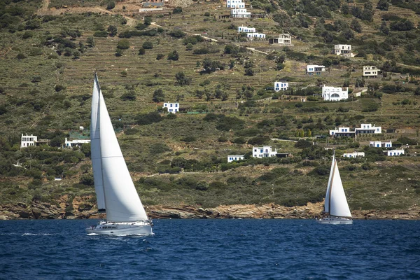 Segelbåtar resa i Grekland. — Stockfoto