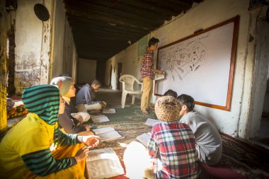 Jagadguru okulda öğrenciler.