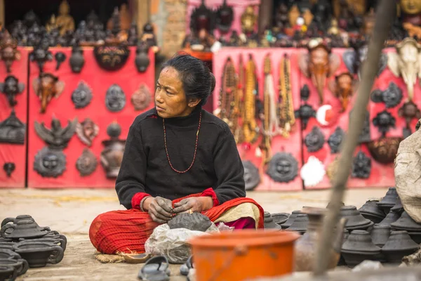 Atelier Femme en poterie — Photo