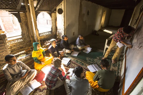 Enseignant et étudiants — Photo