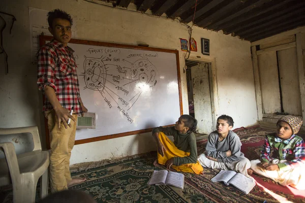 Uczniowie w szkole Jagadguru. — Zdjęcie stockowe