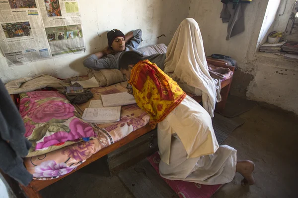 Enfants faisant leurs devoirs — Photo