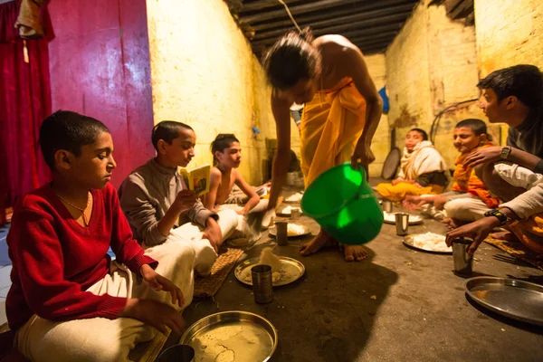 Enfants pendant le dîner — Photo