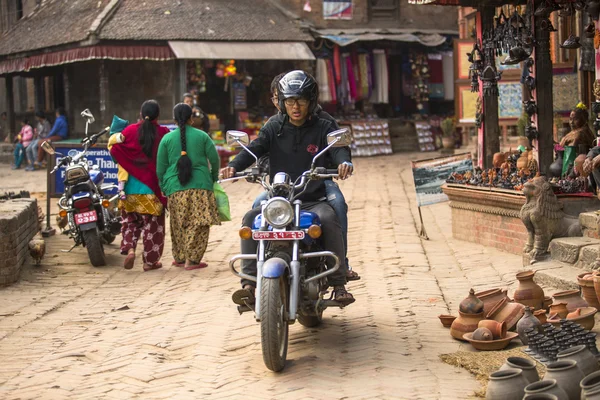 Människor på gatan i Bhaktapur — Stockfoto