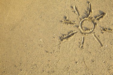 güneş kum üzerine çizilmiş